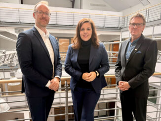v.l.: Sören Sauer, Senatorin Anna Gallina, Volker Laedtke