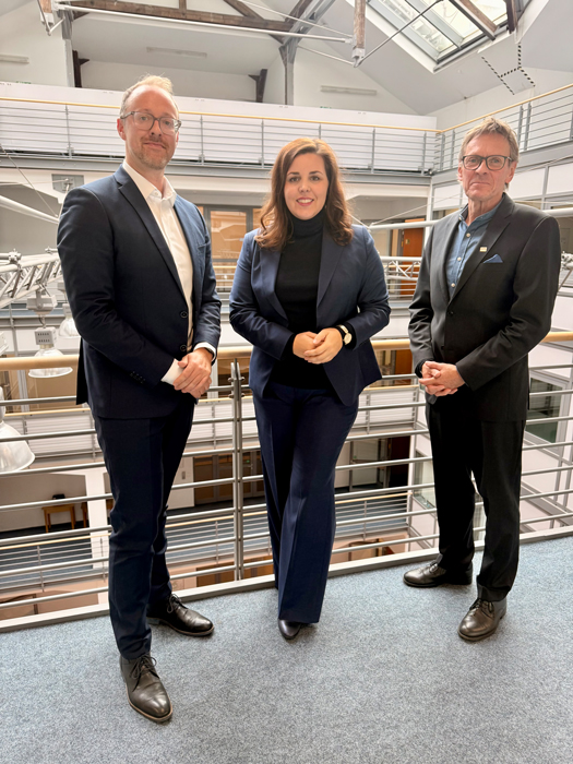v.l.: Sören Sauer, Senatorin Anna Gallina, Volker Laedtke