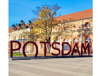 Schriftzug POTSDAM vor Gebäude