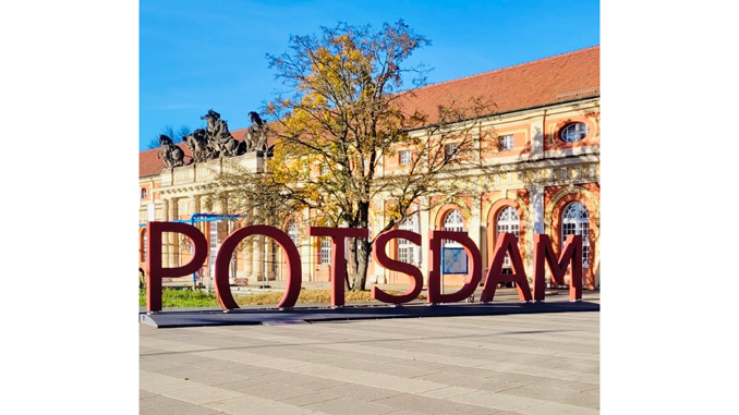 Schriftzug POTSDAM vor Gebäude